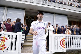 Sir James Anderson tiene el récord de ventanillas tomadas para Inglaterra (Steven Paston/PA)